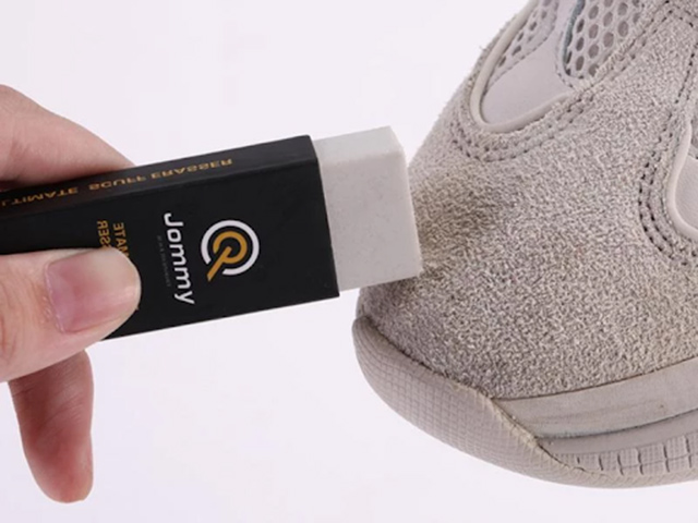 Sử dụng tẩy bút chì để làm sạch giày Sneaker